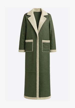 Langer grüner Mantel aus glattem Material mit einem plüschigen, cremefarbenen, shearling-ähnlichen Kragen, Akzenten und zwei vorderen Taschen.