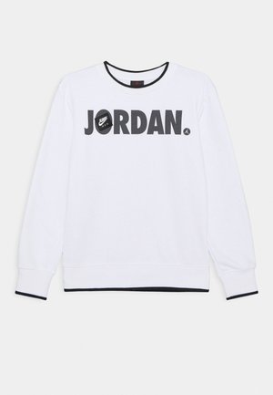 Biała bluza z napisem „JORDAN” wykonanym grubymi czarnymi literami oraz czarnym logo w kształcie koła. Prążkowany dekolt i mankiety z ciemnym wykończeniem.
