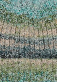 Tessuto morbido e peloso con un motivo a righe nelle tonalità di verde, beige, blu e turchese che mostrano anelli e fibre testurizzate.