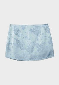 Mini-jupe bleu clair avec un motif jacquard floral subtil et une fermeture éclair latérale, présentée sur un fond uni.