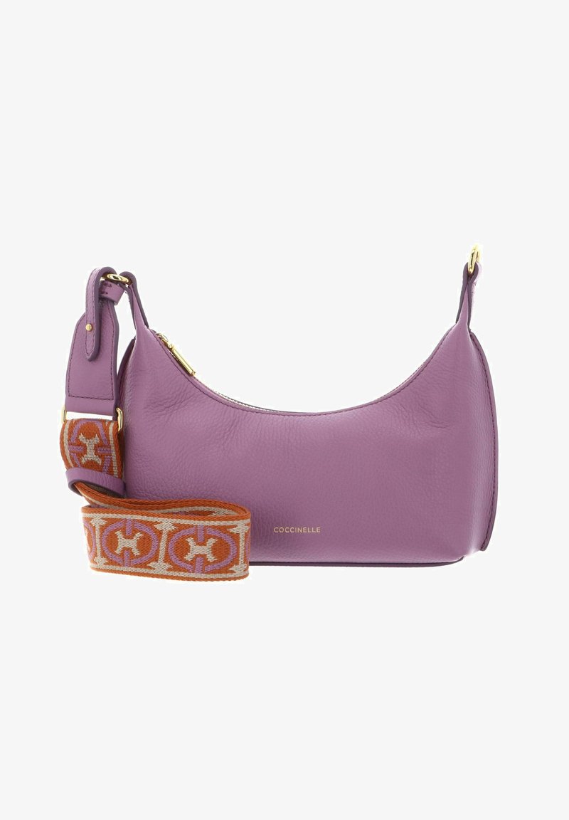 Sac à bandoulière en cuir lilas avec fermeture éclair dorée et sangle ajustable orange à motifs, petite forme rectangulaire, nom de la marque "Coccinelle" en lettres dorées.