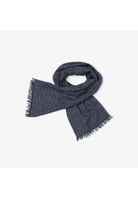 Écharpe à carreaux bleu marine avec bords frangés, en tissu doux, présentant un motif en grille blanc contrastant, adaptée pour l'hiver.