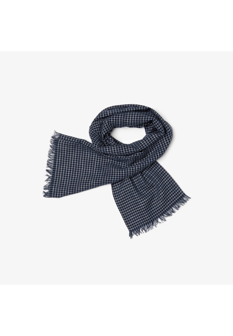 Écharpe à carreaux bleu marine avec bords frangés, en tissu doux, présentant un motif en grille blanc contrastant, adaptée pour l'hiver.