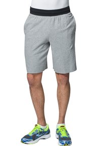 Šedé bavlněné šortky s černým elastickým pasem. Mají postranní kapsy, volný střih a hladkou texturu. Kombinovány s atletickou obuví.
