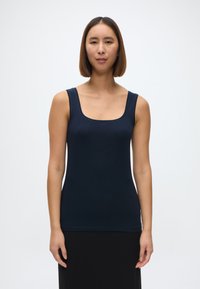 Tumši zils bezpiedurkņu tops ar kvadrātveida izgriezumu, izgatavots no mīkstas auduma. Ievērojumā ir pieguļošs siluets un minimāls šuvju detalizējums.