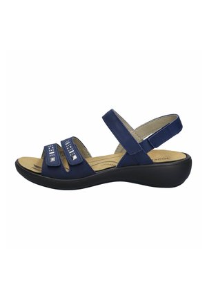Navyblaue Sandale mit zwei verstellbaren Riemen, die mit kleinen silbernen Zierleisten versehen sind, strukturierter Fußbett und einer leichten schwarzen Sohle.