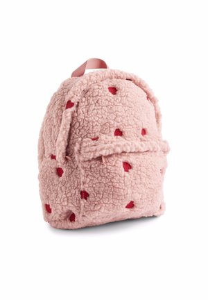 Zaino rosa soffice con toppe a forma di cuore rosse, tasca anteriore con cerniera e maniglia superiore su sfondo bianco.