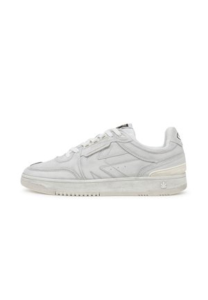 Zapatilla blanca con parte superior de cuero, puntera redonda, panel lateral texturizado y suela de goma. Presenta cordones hundidos y acentos mínimos.