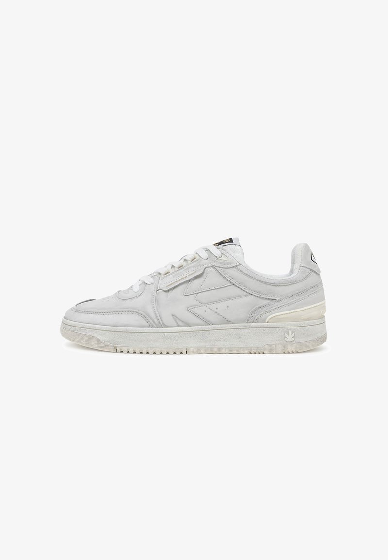 Zapatilla blanca con parte superior de cuero, puntera redonda, panel lateral texturizado y suela de goma. Presenta cordones hundidos y acentos mínimos.