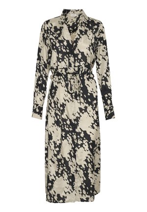 Długa sukienka zapinana na guziki, w czarno-beżowy wzór w plamy. Wykonana z gładkiego materiału, ma przewiązany w talii pas i długie rękawy.