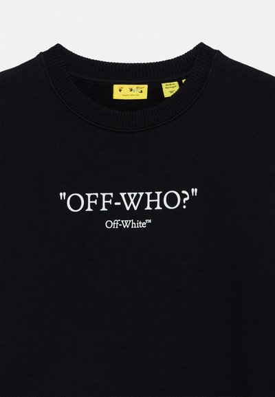 Pull noir col rond avec texte blanc "OFF-WHO?" et "Off-White" imprimé sur le devant, avec des étiquettes jaunes visibles à l'intérieur du col.