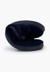 Zapatilla de color azul marino hecha de suave ante con suela de goma, que presenta un diseño plegable y un forro interior texturizado para mayor comodidad.