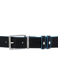 Cinturón de cuero negro con costuras azules, hebilla de metal plateado y un detalle de doble correa. Presenta múltiples agujeros para ajustabilidad.