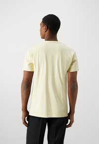 GAP NEW ARCH - Apdrukāts T-krekls - new chamois