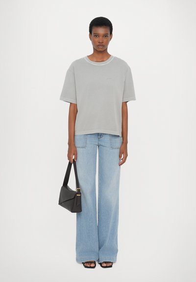CLOSED RELAXED - Pamata T-krekls - mud grey