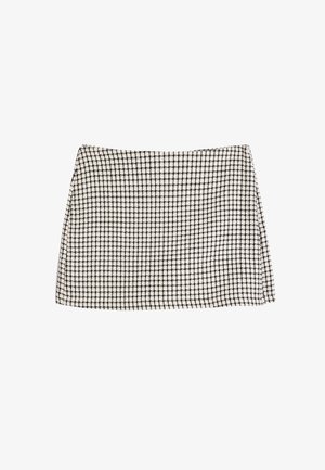 Jupe à motif quadrillé noir et blanc, fabriquée dans un tissu texturé, avec une coupe droite et un ourlet, sans fermetures ni ornements visibles.