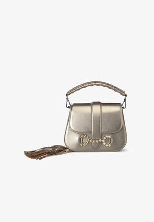 Bolso de mano metálico en color dorado con un asa trenzada, solapa frontal, acentos decorativos de cristales y un detalle de borla en un lado.