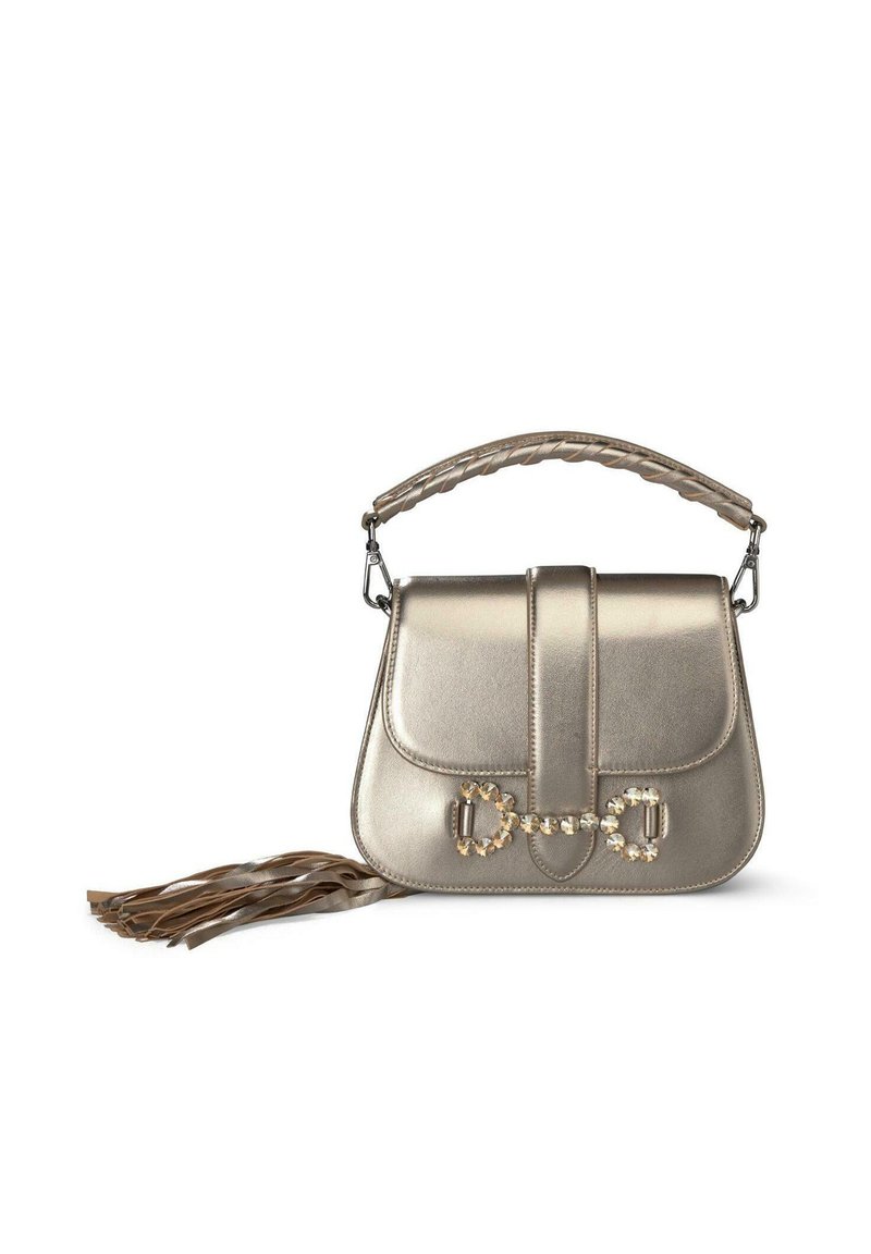 Geantă de mână metalică aurie, cu un mâner împletit, clapetă frontală, accente decorative din cristale și un detaliu cu ciucure pe o parte.
