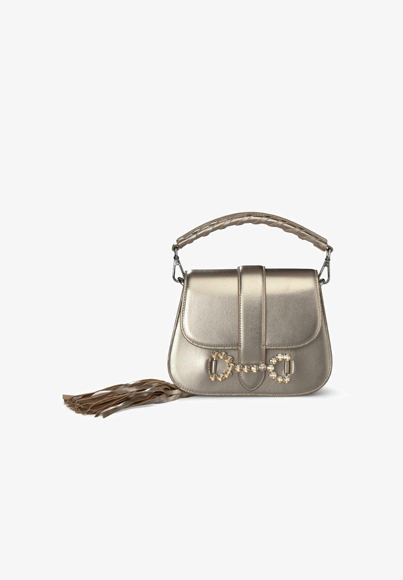 Geantă de mână metalică aurie, cu un mâner împletit, clapetă frontală, accente decorative din cristale și un detaliu cu ciucure pe o parte.