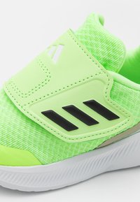 adidas Performance RUNFALCON 3.0 AC I - Zapatillas running asfalto - green spark/core black/putty grey