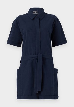 Vestido de manga corta azul marino con cuello de camisa, tejido texturizado, cintura ceñida con cinturón y dos bolsillos laterales.