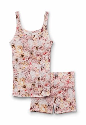 Débardeur sans manches rose et beige à motif floral avec un short assorti jusqu'aux genoux, tous deux ornés d'un design dense de roses.