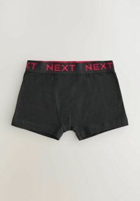 Svarta boxershorts i mjukt tyg, med ett brett elastiskt midjeband som har "NEXT" i starkt rosa bokstäver.