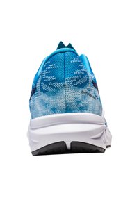 Blauwe hardloopschoen met een gestructureerde mesh bovenkant en een witte zool. Bevat een gevoerde kraag en een zwarte rubberen buitenzool voor grip.