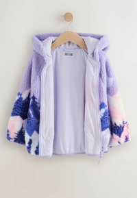 Jachetă din polar mov cu un exterior cu model, având accente albastre și roz. Interior căptușit cu un material fin de culoare lila și cu glugă.