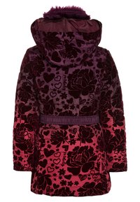 Parka burdeos con capucha, decorada con patrones florales y de corazones, forro de piel sintética en la capucha y cinturilla elástica, con un degradado a un rosa más claro.