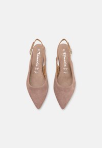 Scarpe slingback in suede rosa con punta affusolata, cinturino e dettaglio con fibbia. La soletta è imbottita e reca il nome del marchio "Tamaris."