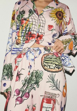 Weiche rosa Pyjamas mit bunten Drucken von Gemüse, Früchten, Sonnenblumen, Pizza und einem Glas mit der Aufschrift "Erdbeermarmelade".