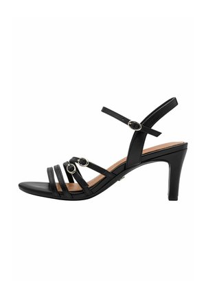 Černé sandály na podpatku s otevřenou špičkou, s několika pásky a kruhovými ozdobami. Hladký kožený materiál s tenkým, tvarovaným podpatkem.