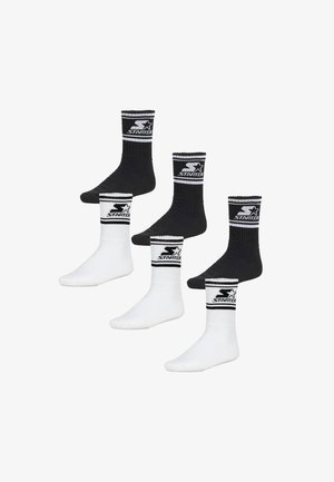 Calcetines deportivos en blanco y negro con puños a rayas y logo. Dos pares: uno negro y otro blanco, ambos con un diseño y textura similares.