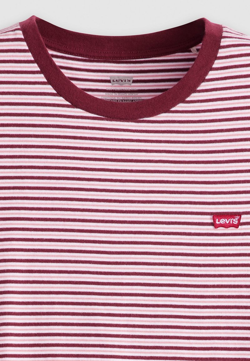 Bordeaux- und rosafarbener gestreifter Baumwoll-T-Shirt mit Rundhalsausschnitt und kleinem roten Levi's-Logo auf der linken Brust. Weicher Stoff.