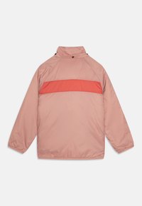 Casaco rosa claro feito de um material liso e brilhante, apresentando uma faixa horizontal em coral no contraste nas costas e um colarinho alto.