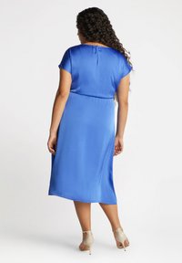 Blå satin klänning med korta ärmar, en figurnära midja och knä-length fåll. Har en nyckelhålskl Closure bak och en slät textur.