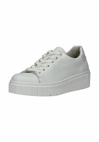 Sneaker bianca in pelle con punta arrotondata, design con lacci, upper testurizzato e una suola in gomma spessa e rigata. Presenta un profilo basso e uno stile minimalista.