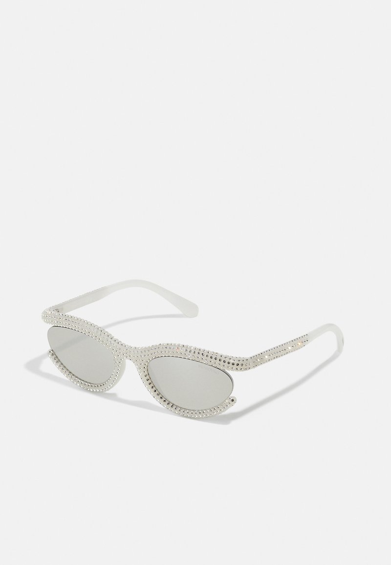 Hvite solbriller med ovale speil-linser, prydet med klare rhinestones langs rammen og templene, med en slank buet design.