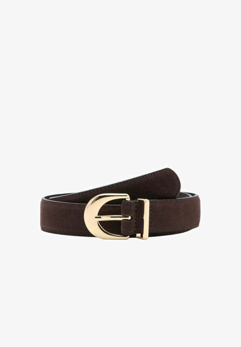 Ceinture en daim marron foncé avec une boucle métallique dorée arrondie, présentée enroulée sur un fond blanc.