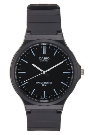 Montre-bracelet quartz Casio noire avec affichage analogique, aiguilles blanches des heures et des minutes, aiguille des secondes, et résistance à l'eau jusqu'à 50 mètres.