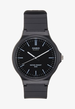Montre-bracelet quartz Casio noire avec affichage analogique, aiguilles blanches des heures et des minutes, aiguille des secondes, et résistance à l'eau jusqu'à 50 mètres.