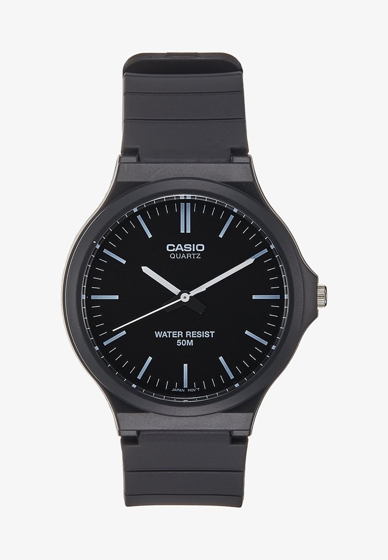 Montre-bracelet quartz Casio noire avec affichage analogique, aiguilles blanches des heures et des minutes, aiguille des secondes, et résistance à l'eau jusqu'à 50 mètres.