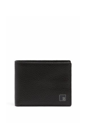 Cartera negra de cuero con textura bifold con pequeño logotipo cuadrado de la marca en la esquina inferior derecha, mostrada cerrada sobre un fondo blanco.