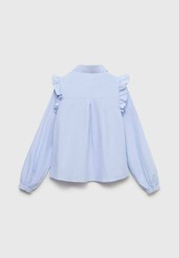 Vaaleansininen pitkähihaiset paita, jossa on röyhelökoristeiset hartiat, takana laskostettu muotoilu ja napilliset hihansuut. Teksturoitu kangas, jossa on pystysuorat raidat.