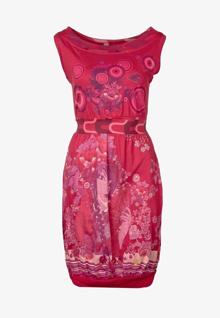 Robe rouge sans manches avec une taille cintrée, présentant un motif floral et circulaire ainsi qu'une femme stylisée tenant un éventail dans l'imprimé de la jupe.
