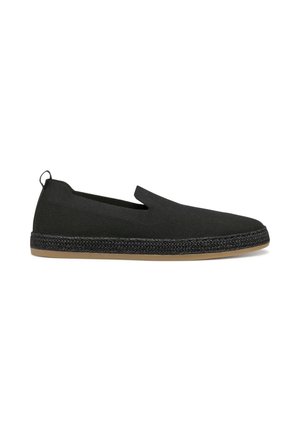 Zapatos negros tipo slip-on hechos de un tejido texturizado con suela de yute trenzado. Presentan paneles laterales elásticos y una pequeña pestaña en el talón.