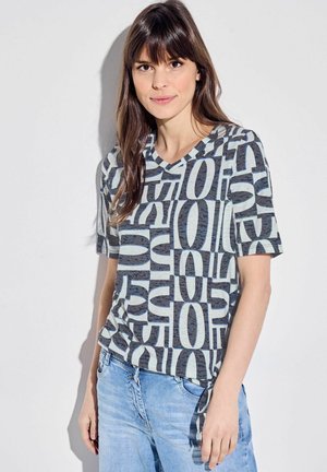 Camiseta gris de cuello en V con un patrón gráfico que presenta letras grandes en azul claro, negro y blanco. Manga corta y corte relajado.