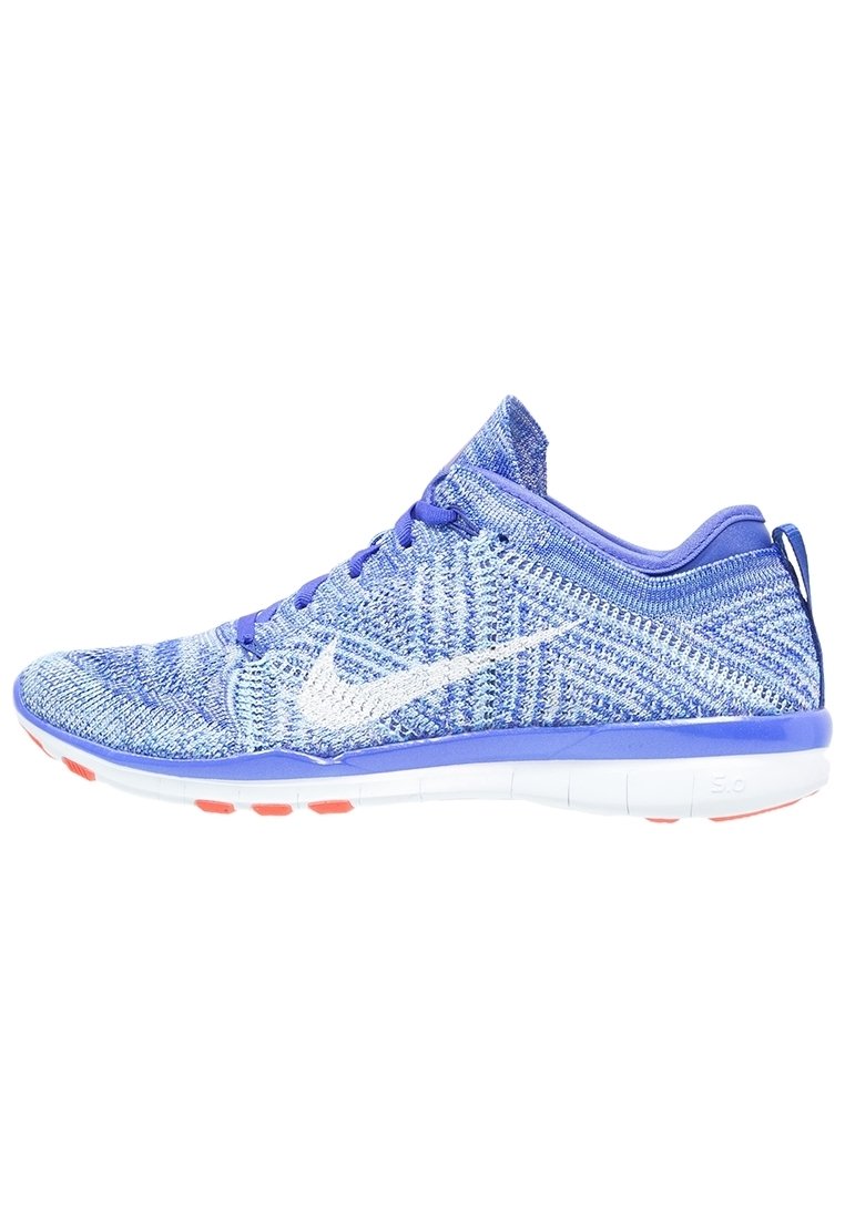 Zapatilla deportiva de punto azul con logo de swoosh blanco, parte superior texturizada, cuello acolchado y suela blanca con acentos naranjas.