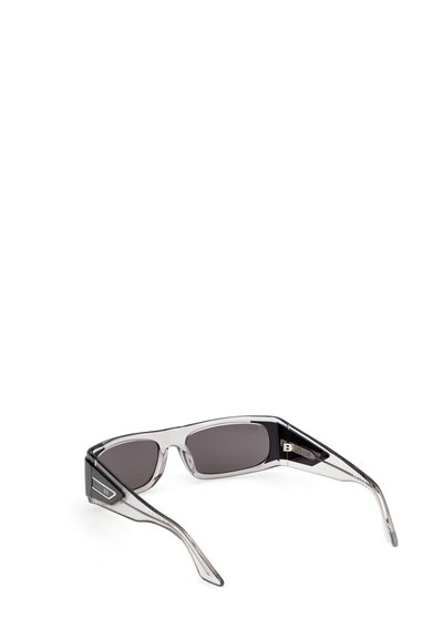 Gafas de sol rectangulares grises transparentes con lentes tintadas negras y monturas grises transparentes, vistas desde un ángulo trasero sobre fondo blanco.